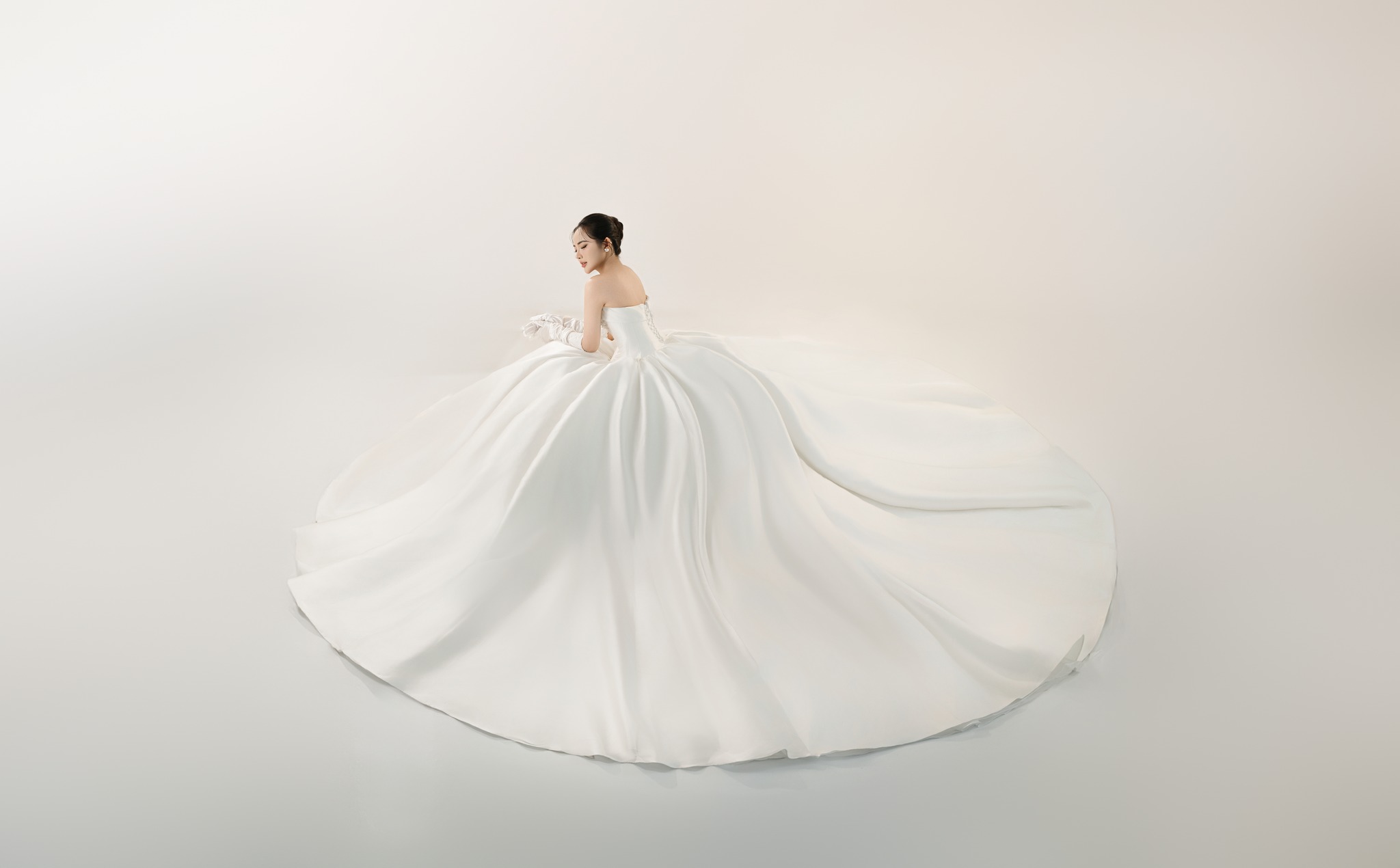 Váy cưới xếp tầng tạo hiệu ứng bồng bềnh đẹp mắt