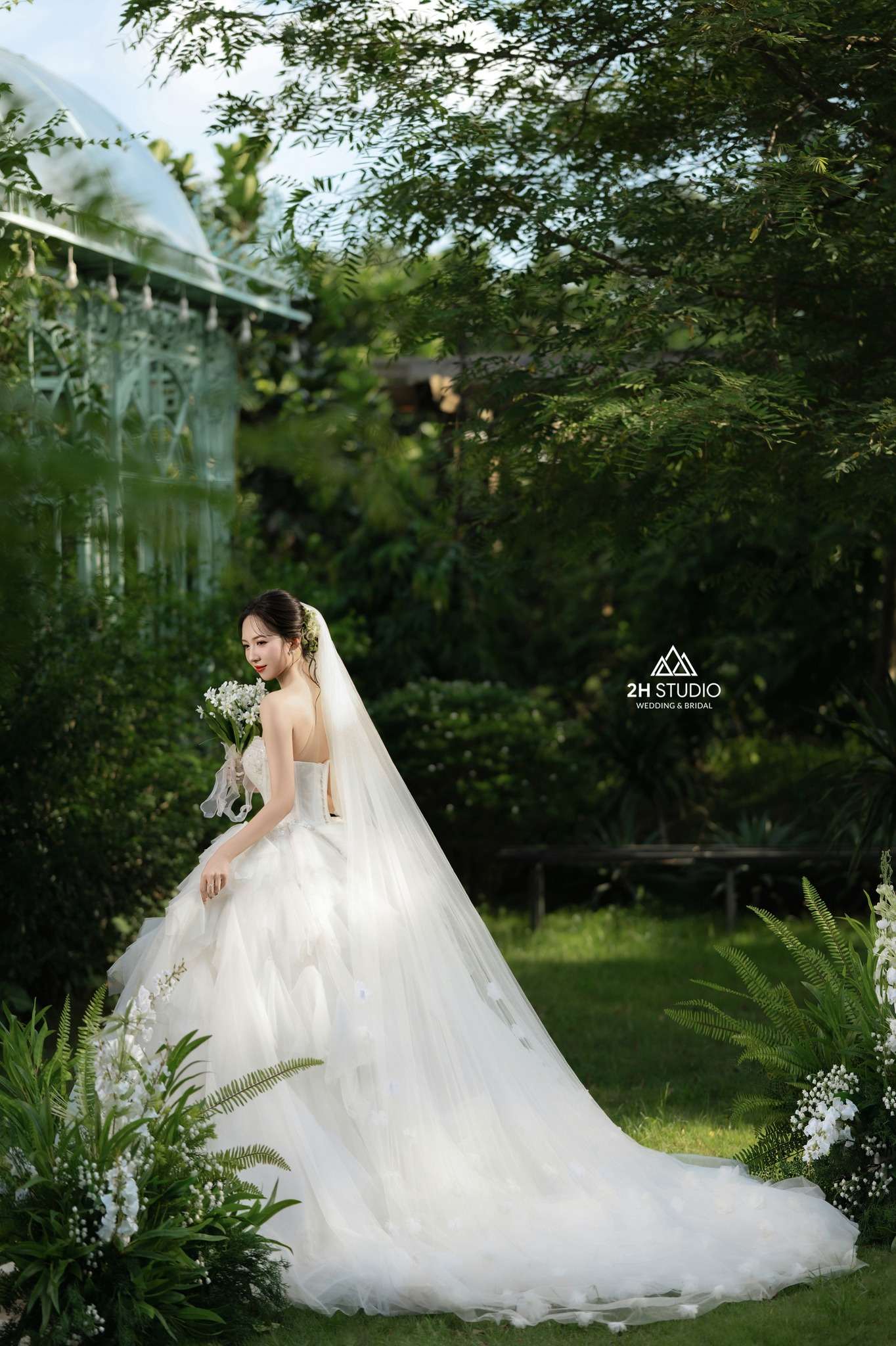 váy cưới xếp tầng