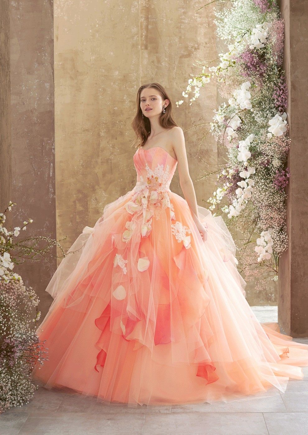 Váy cưới màu hồng cam rực rỡ