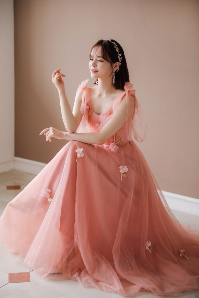 Váy cưới màu hồng