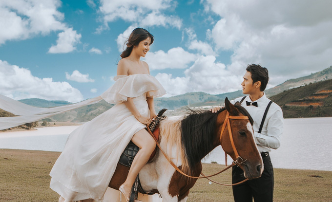 Chụp hình cưới với ngựa phong cách cổ điển