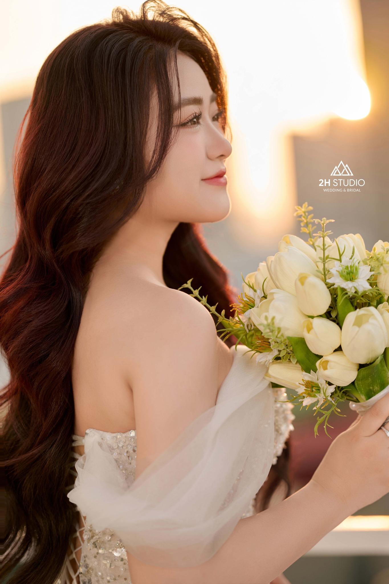 Cười nhẹ nhàng kết hợp ánh mắt ấm áp