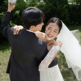 Hướng dẫn 9 cách cười khi chụp ảnh cưới đẹp tự nhiên