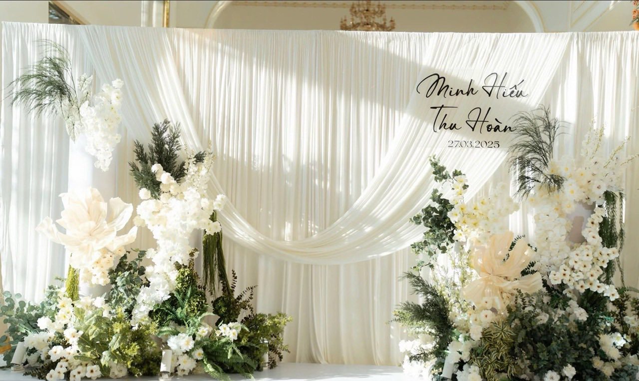 Phông ăn hỏi bằng lụa mềm mại 