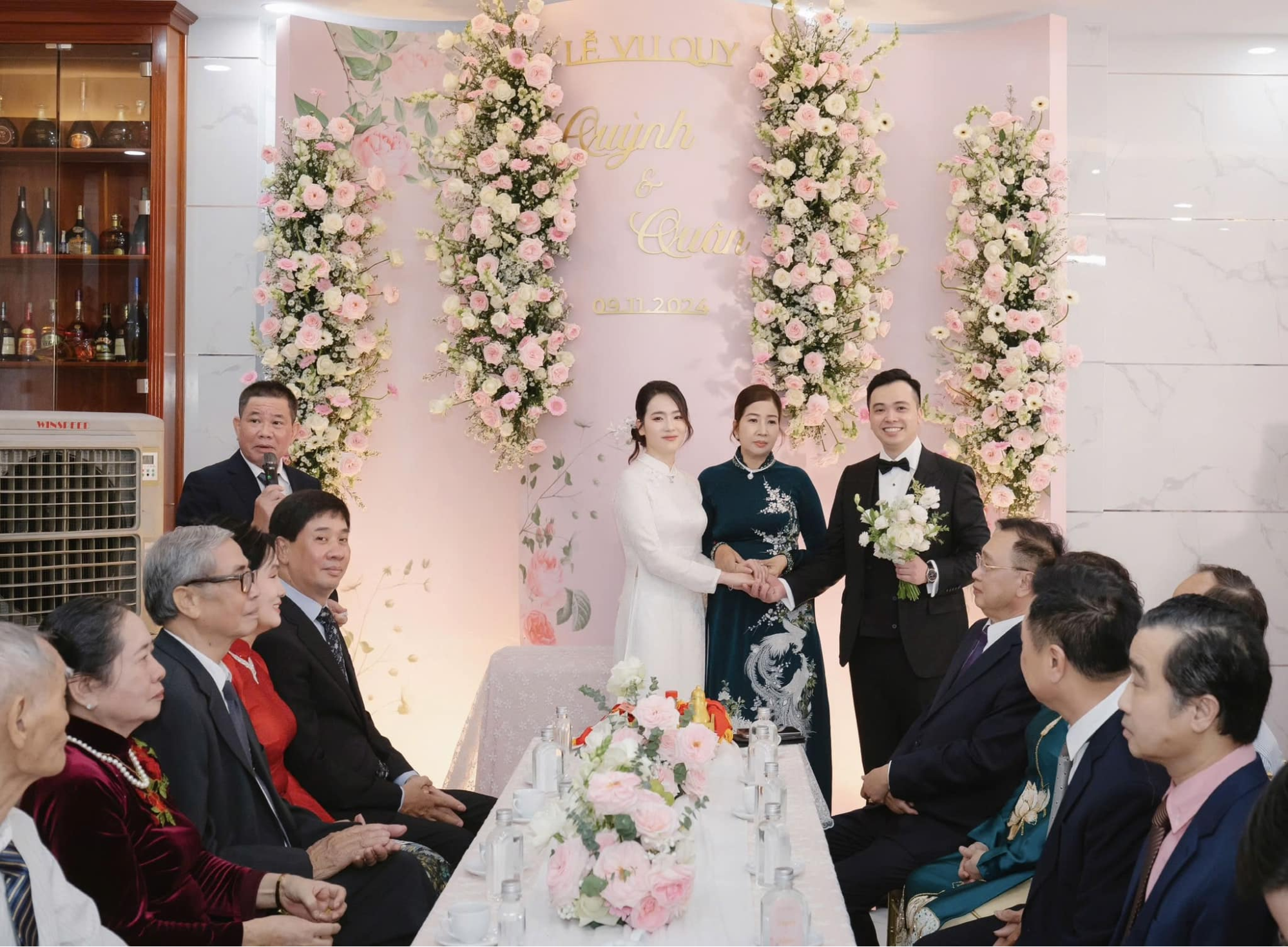 Màu phông nền đồng bộ với áo dài cô dâu – chú rể