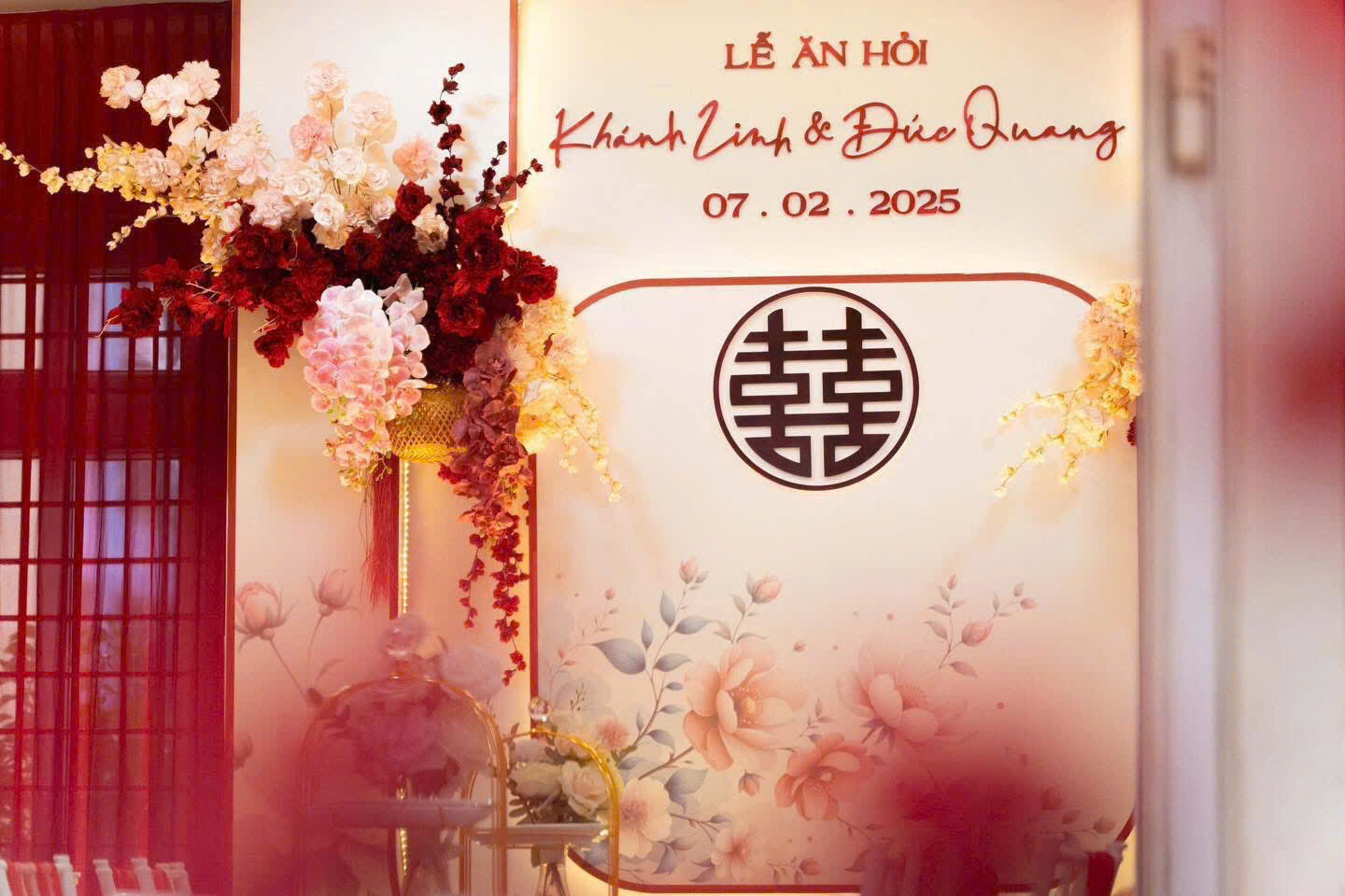 Phông ăn hỏi truyền thống nổi bật với tông đỏ – vàng chủ đạo