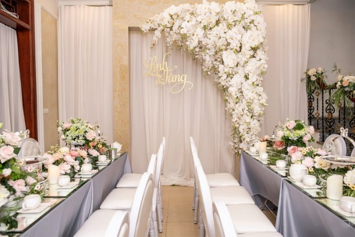 Mẫu phông ăn hỏi hoa tươi sang trọng