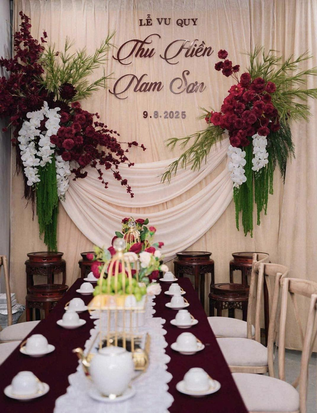 Phông ăn hỏi trang trí hoa tươi 