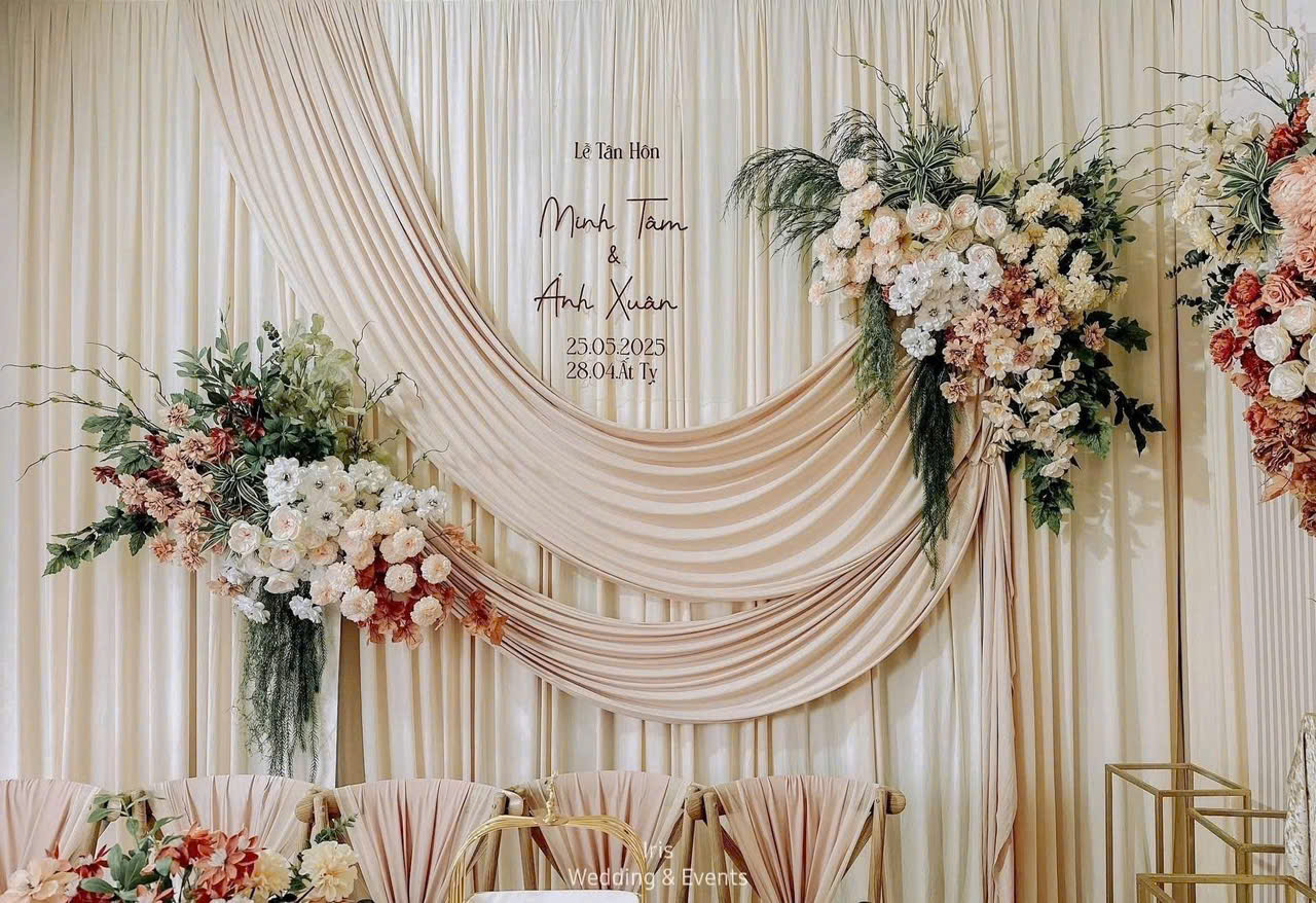 Mẫu phông ăn hỏi tone trắng – kem – nude