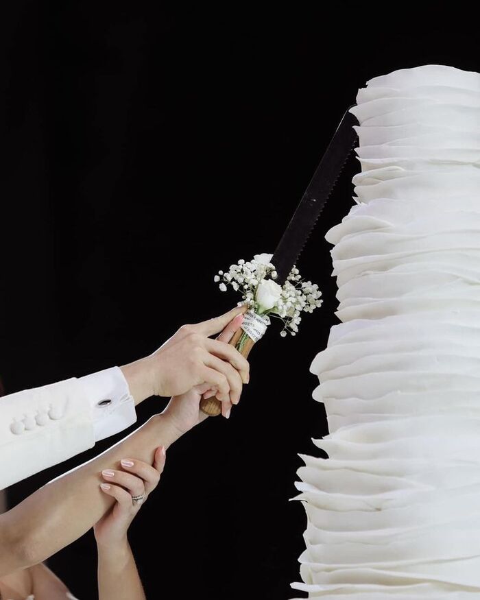 Nắm tay nhau cắt bánh đầy lãng mạn