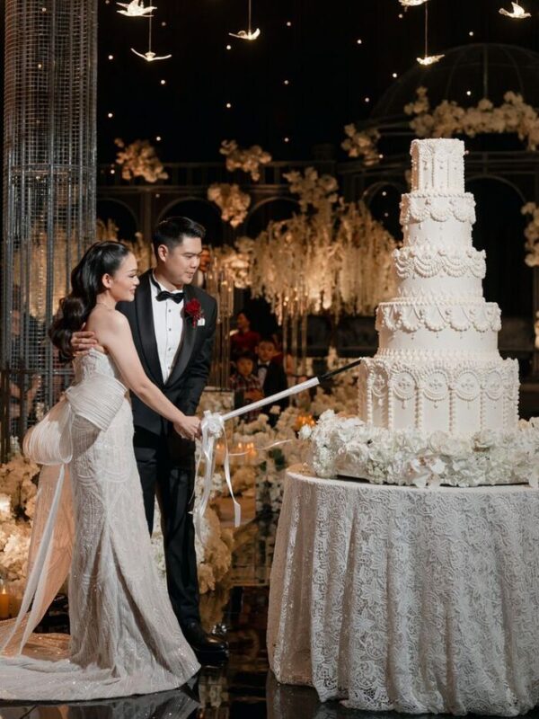 Nắm tay nhau cắt bánh đầy lãng mạn