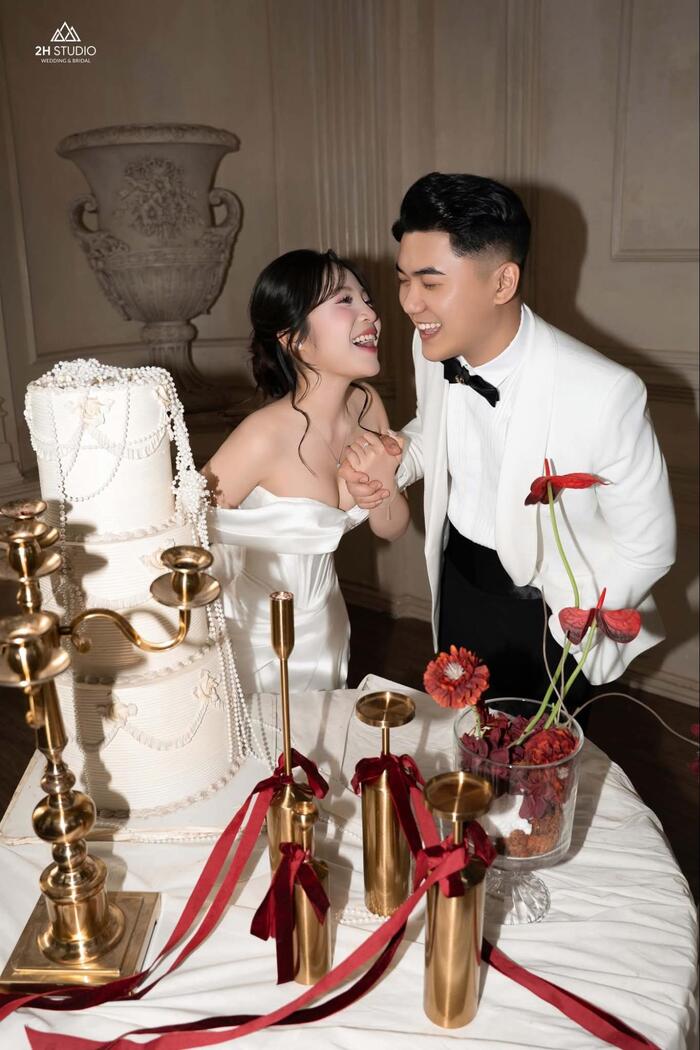 Chụp ảnh cưới phóng sự cắt bánh cưới