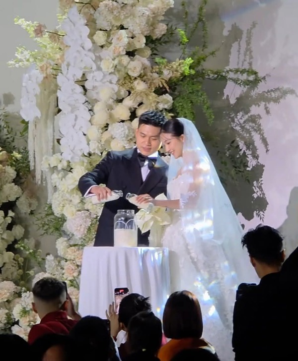 Rót gạo đám cưới - khoảnh khắc đẹp