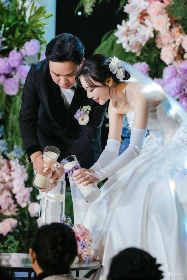 Nghi thức rót gạo đám cưới có ý nghĩa gì? Cách thực hiện nghi lễ