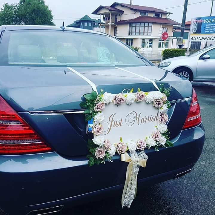 Trang trí xe cưới với phụ kiện độc đáo