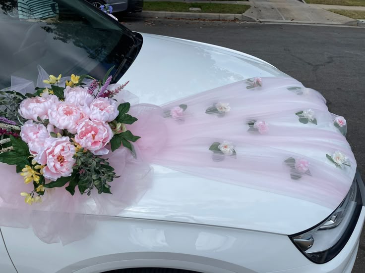 Trang trí xe hoa bằng ruy băng và lụa