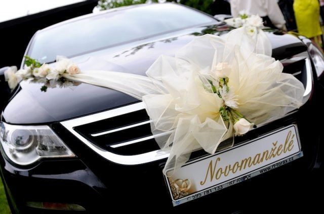 Trang trí xe hoa bằng ruy băng và lụa