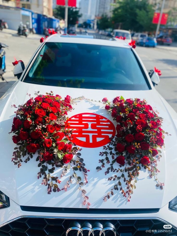 Trang trí xe hoa tone đỏ truyền thống