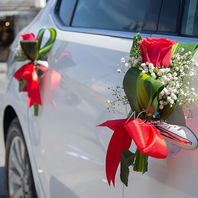 Trang trí xe hoa tone đỏ truyền thống