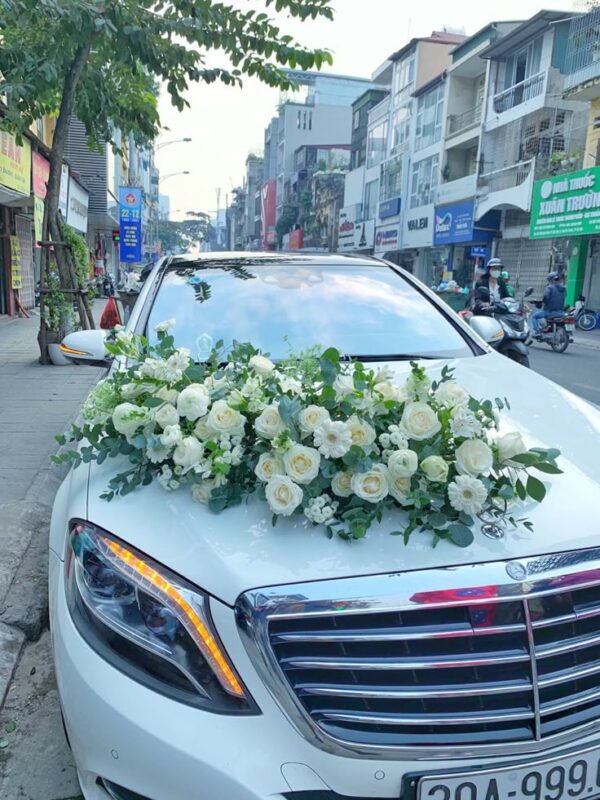 Trang trí xe cưới bằng hoa tươi