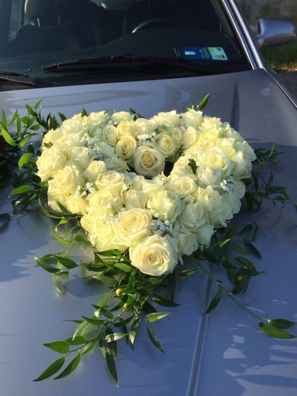 Trang trí xe cưới bằng hoa tươi