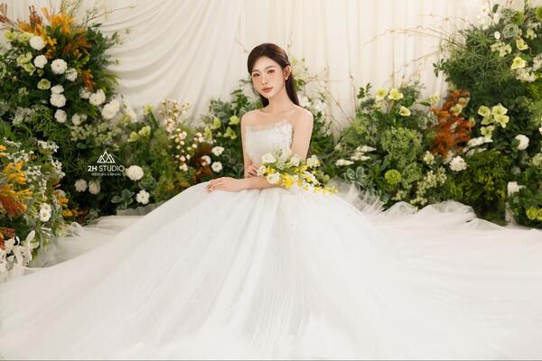 Cách chọn váy cưới cho cô dâu có vòng 1 nhỏ đẹp tinh tế, tự tin theo cách riêng