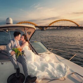 Chụp ảnh cưới trên du thuyền: Lựa chọn thời thượng cho cặp đôi