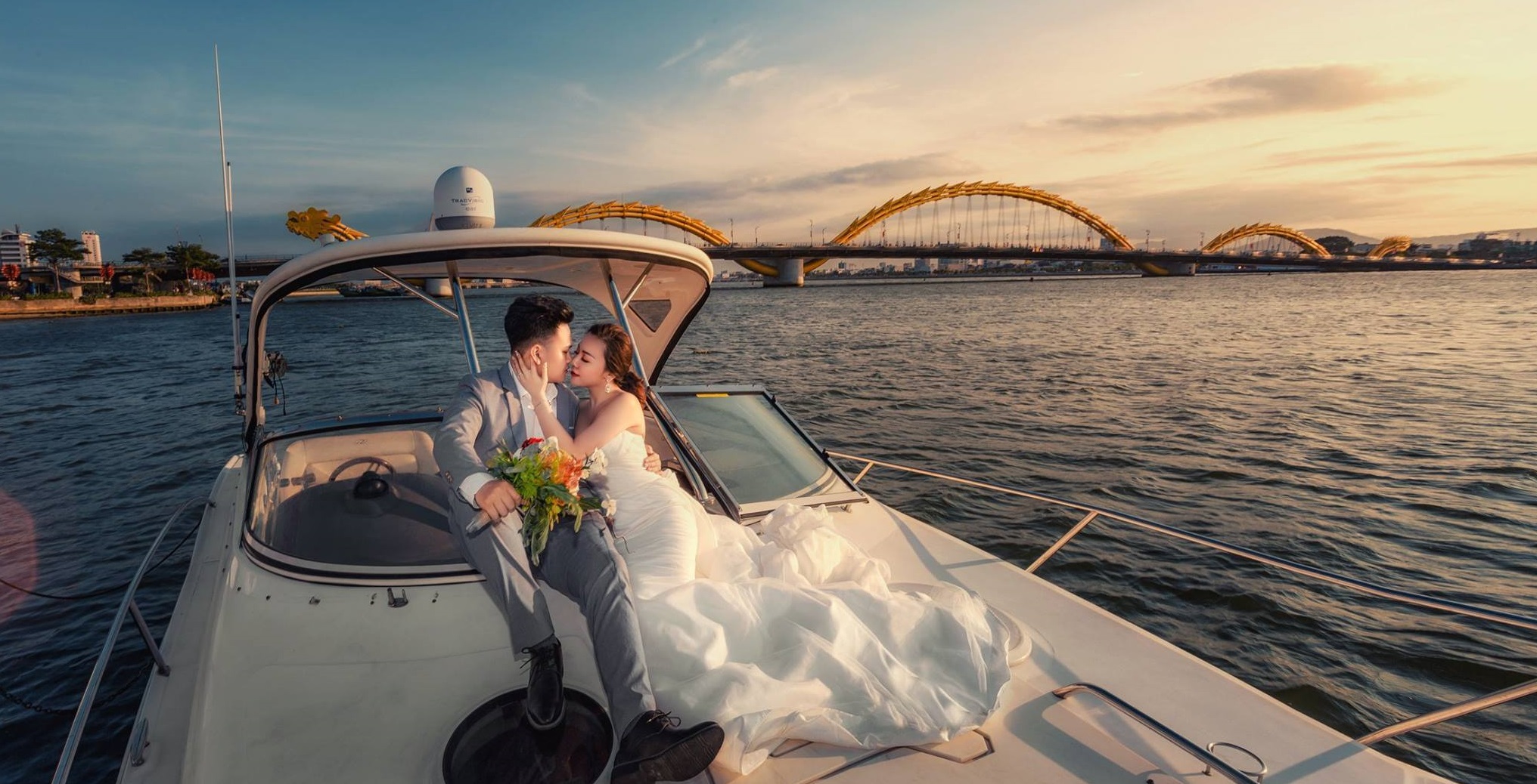 Chụp ảnh cưới trên du thuyền: Lựa chọn thời thượng cho cặp đôi