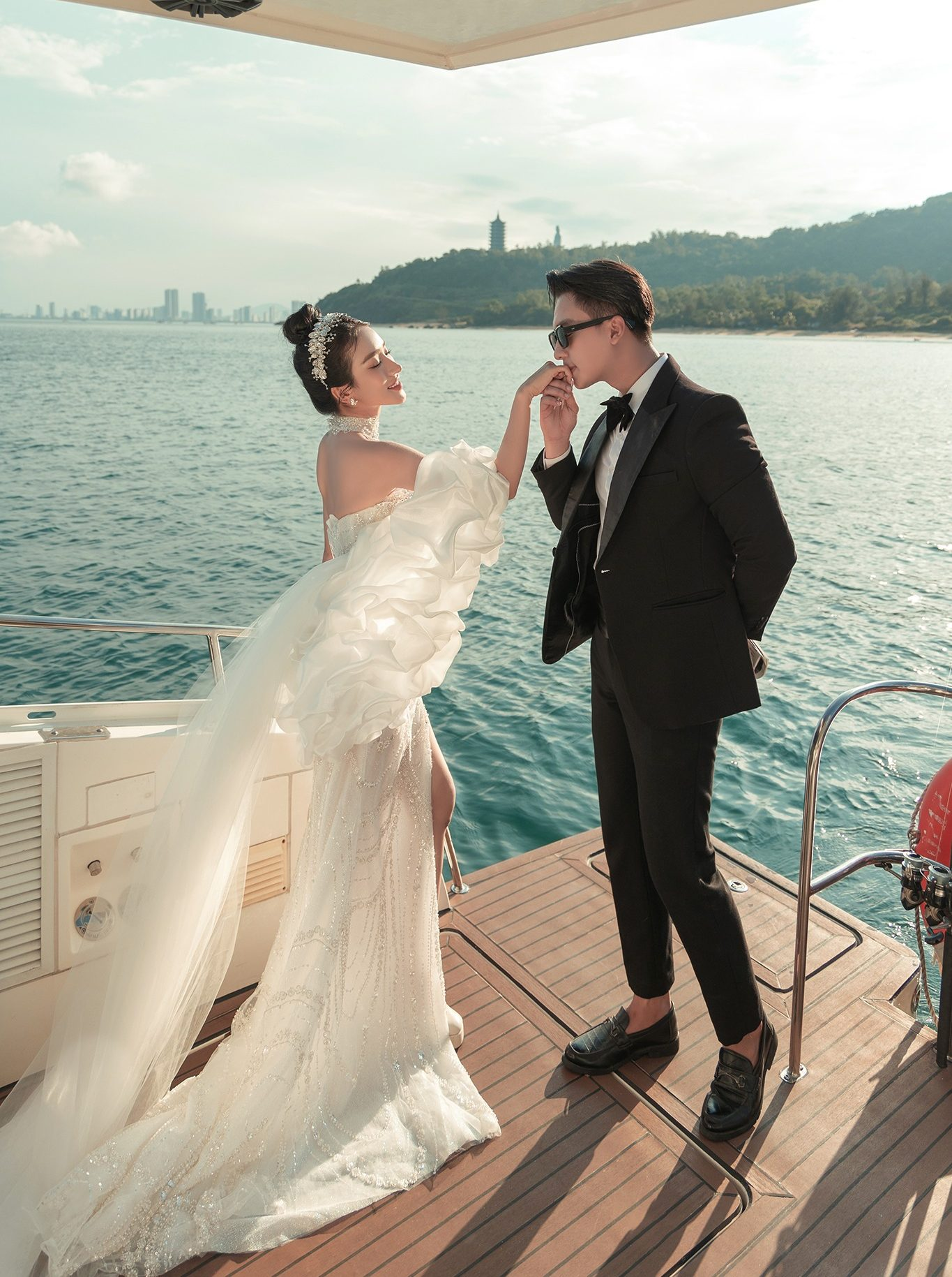 Concept chụp ảnh cưới trên du thuyền
