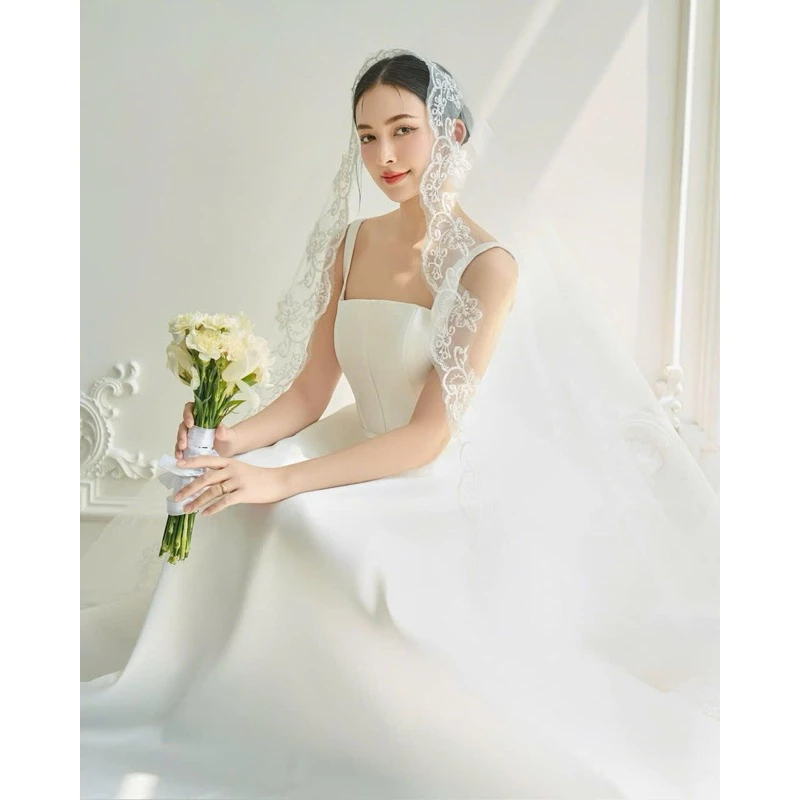 Váy cưới cổ vuông đơn giản nhưng tinh tế
