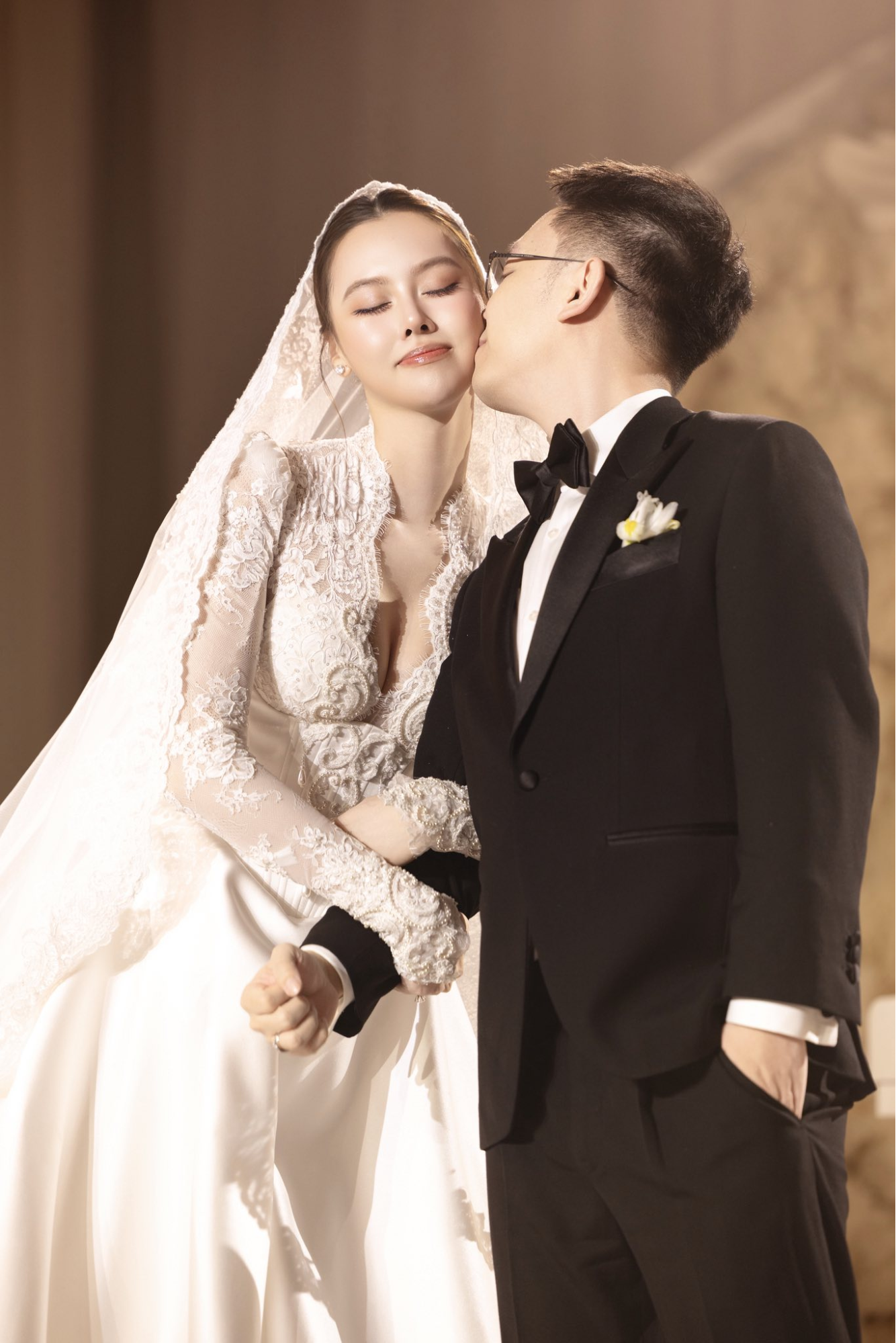 Váy đuôi cá ôm sát dáng cổ V