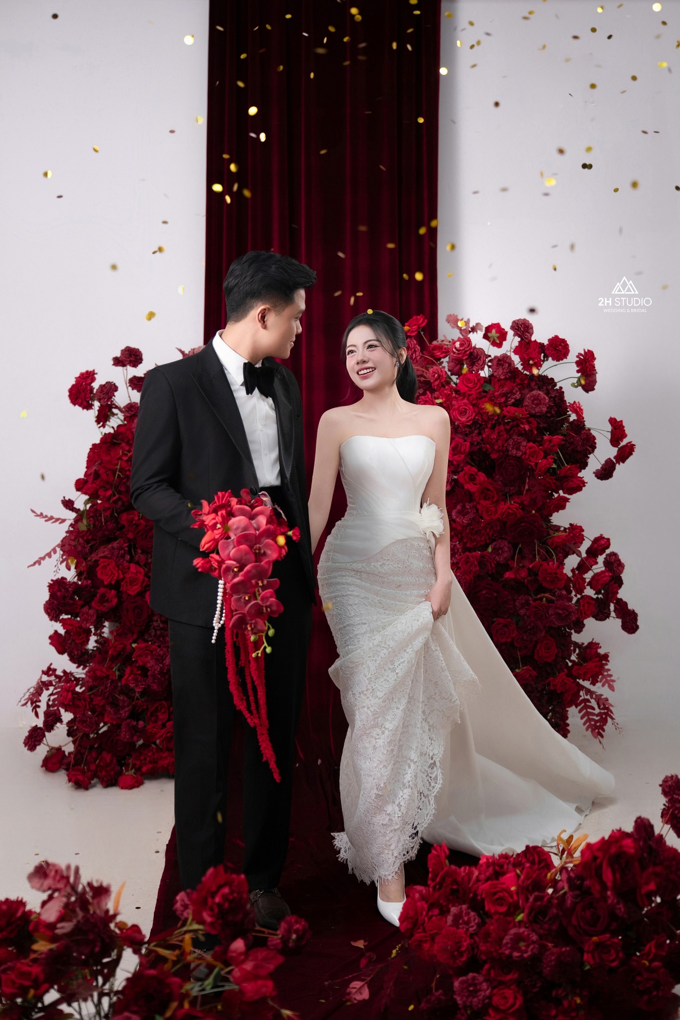 Chụp ảnh cùng background đám cưới tone đỏ