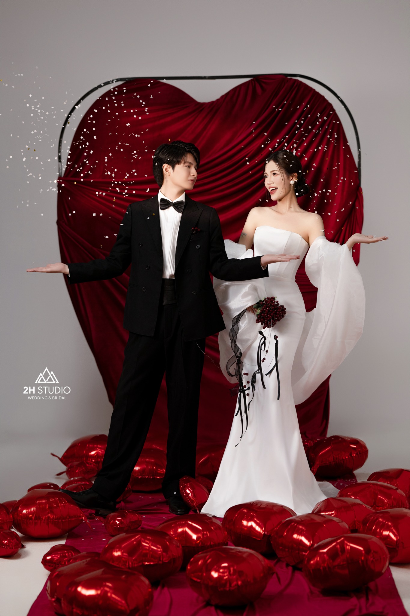 Chụp ảnh cùng background đám cưới tone đỏ