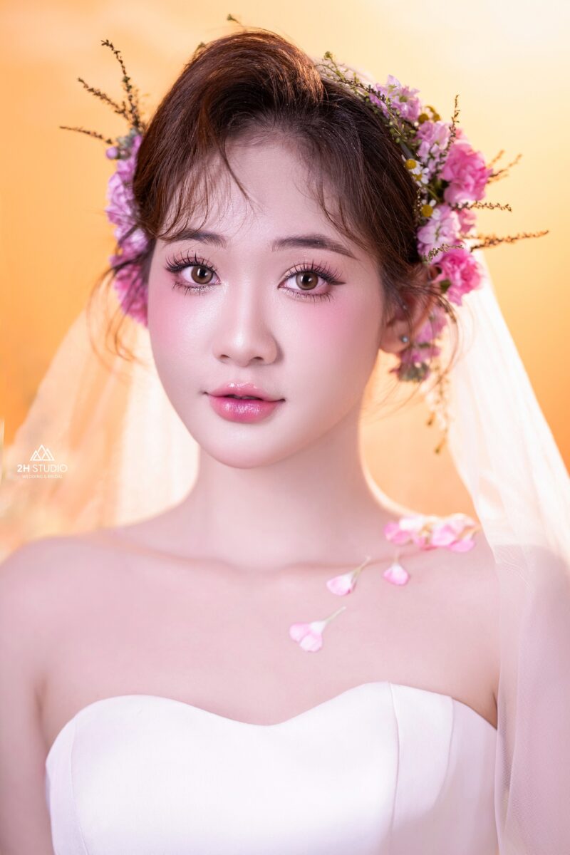 Lựa chọn kiểu makeup đồng nhất với kiểu tóc ngang vai cho cô dâu