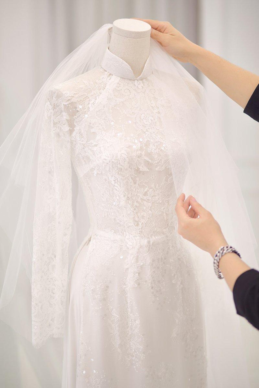 Vải ren tinh xảo giúp áo dài cưới trở nên tinh tế