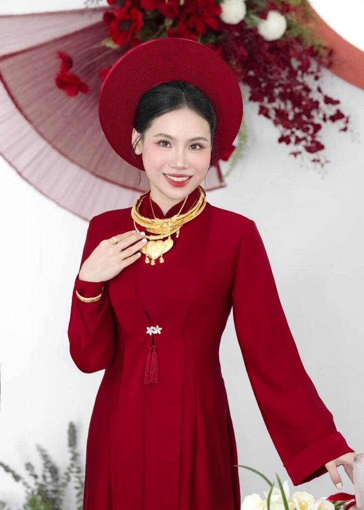 Mấn cô dâu đỏ truyền thống 