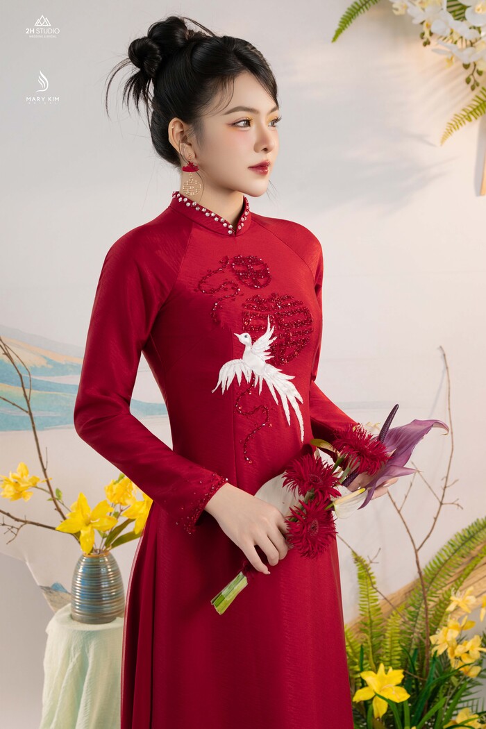 Nên chọn áo dài cưới cho cô dâu mập lùn có họa tiết dọc thân áo