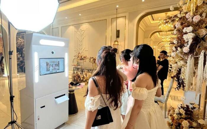 Photobooth đám cưới hiện đại với thiết kế tối giản