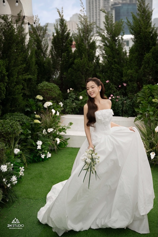 chọn váy cưới mùa hè
