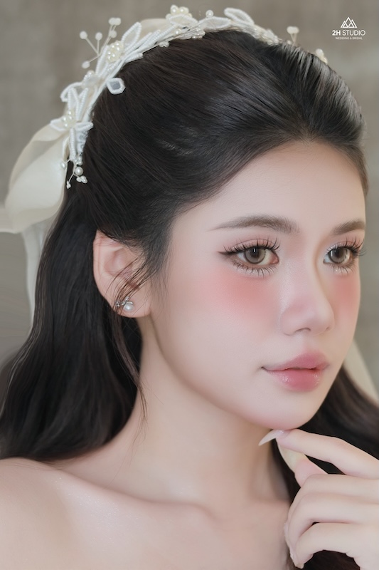 trang điểm cô dâu mặt tròn