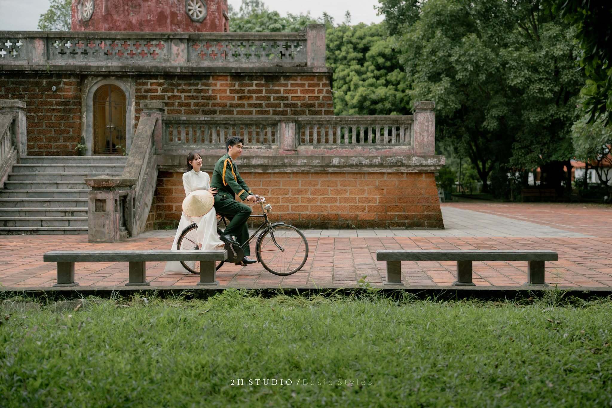 Cặp đôi chụp ảnh cưới tại thành cổ Sơn Tây